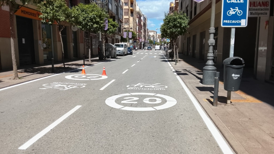 Imagen de una de las calles de lorca con las marcas viales recién pintadas