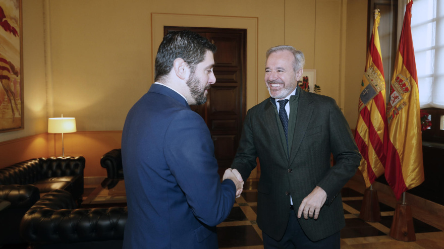 El portavoz de Vox en las Cortes de Aragón, Alejandro Nolasco (i), y el expresidente del Gobierno de Aragón, Jorge Azcón