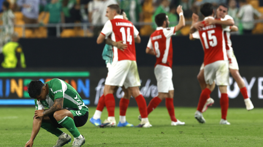 SEVILLA, 16/04/2026.- El Cucho Hernández, del Betis, tras el cuarto gol del SC Braga durante el partido de vuelta de cuartos de final de Liga Europa que disputan Real Betis y SC Braga este jueves en el estadio de La Cartuja, en Sevilla. EFE/Julio Muñoz