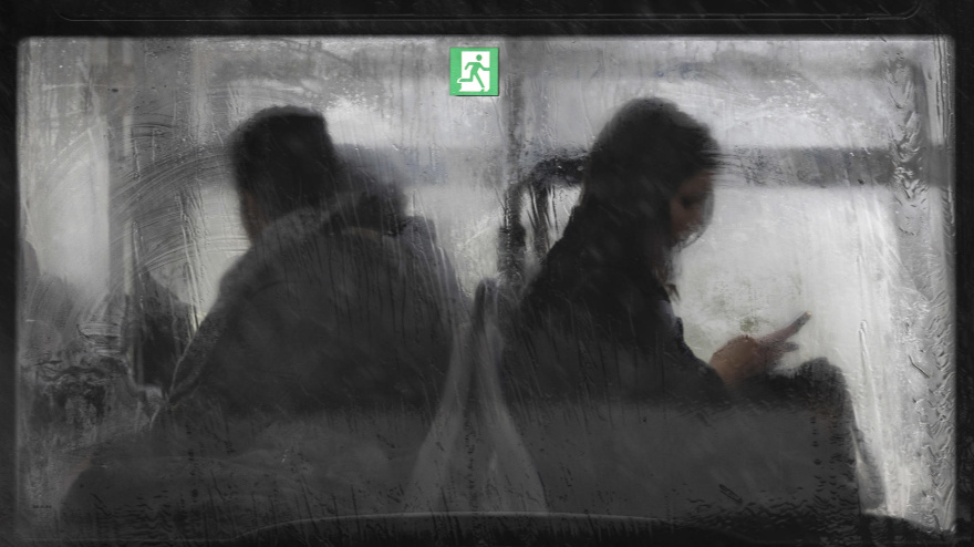 Varias personas viajan en un autobús urbano este lunes en San Sebastián