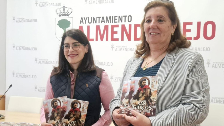 La concejala Tamara Rodríguez y la hermana mayor de San Marcos, Toni Hierro