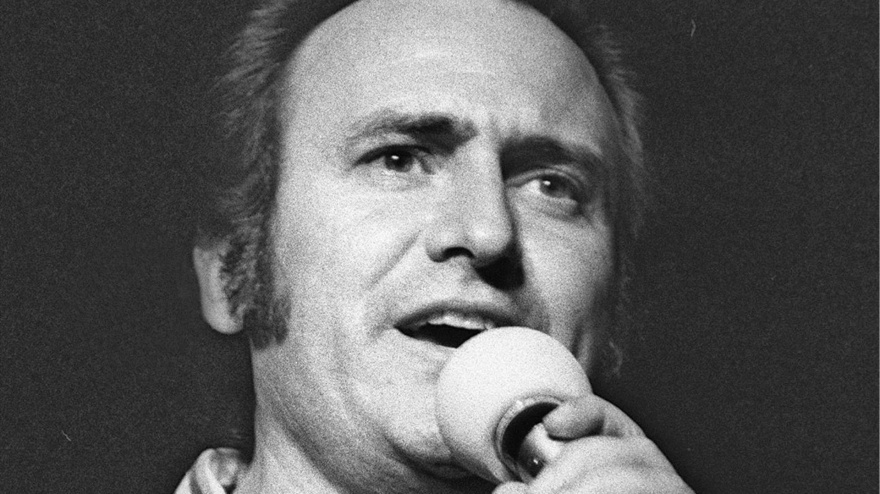 El cantante Manolo Escobar interpreta una de sus canciones en una gala celebrada en 1976