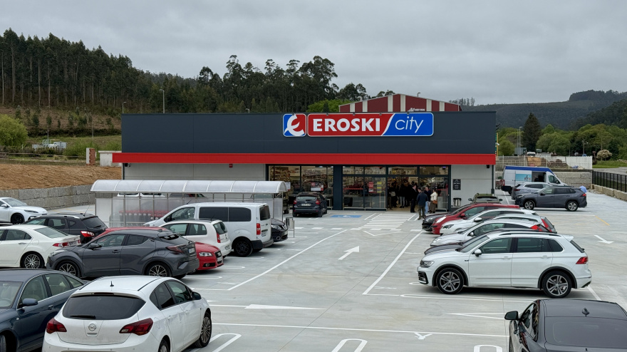 Fachada del nuevo Eroski City de Ortigueira