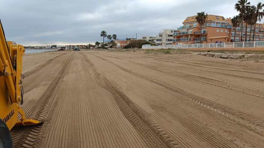 Dénia pone a punto sus playas para el verano con más seguridad y nuevos servicios