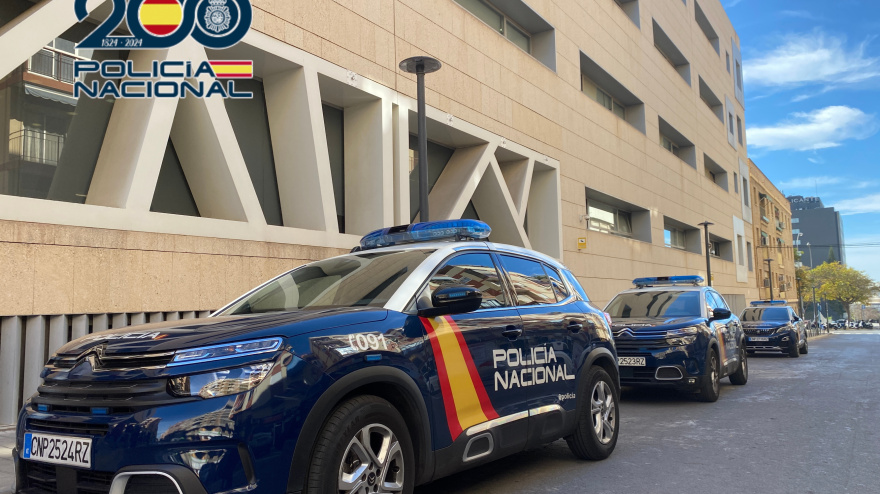 La Policía Nacional ha detenido en Alicante a un joven de 26 años que estaba siendo buscado por las autoridades de Alemania por delitos contra el patrimonio.