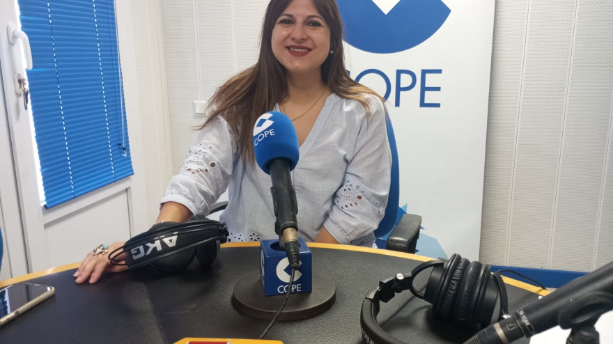 Claudia en los estudios de COPE
