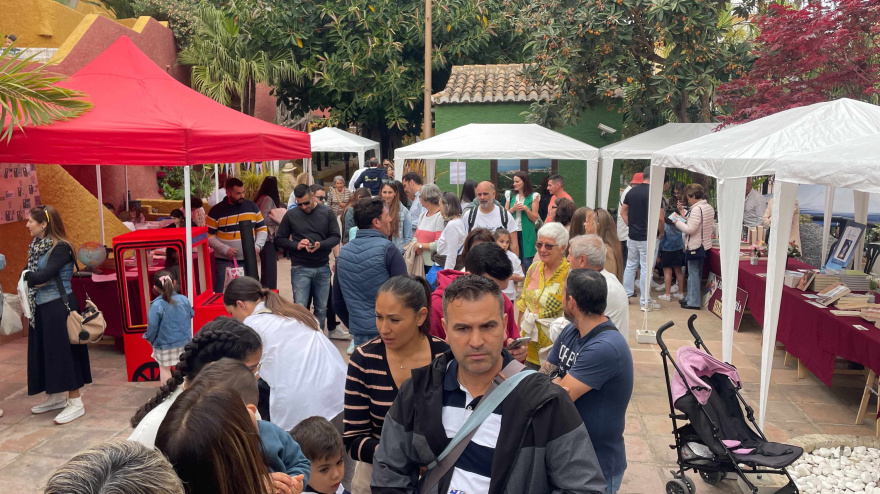 Almuñécar convierte su Feria del Libro en un gran espectáculo circense