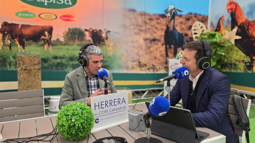Narvay Quintero, Consejero de Agricultura (d) y Roberto González (i) en un momento de Hererra en COPE Canarias