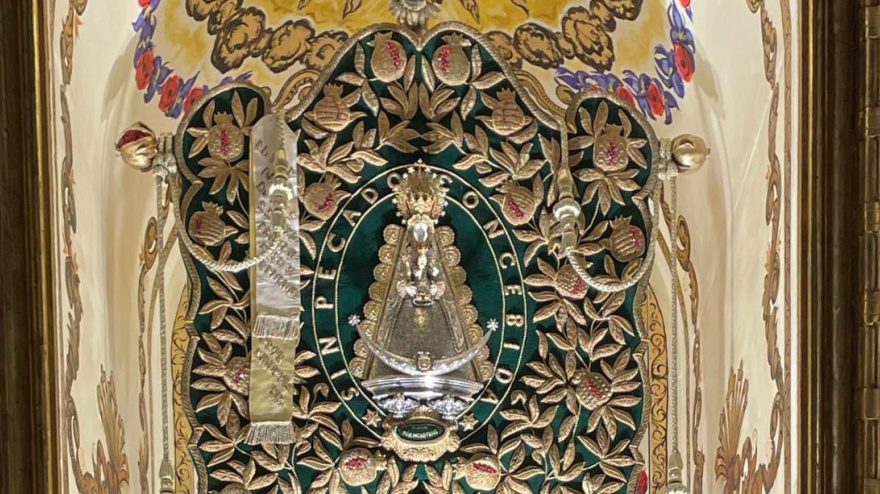 Simpecado de la Hermandad del Rocío de Granada