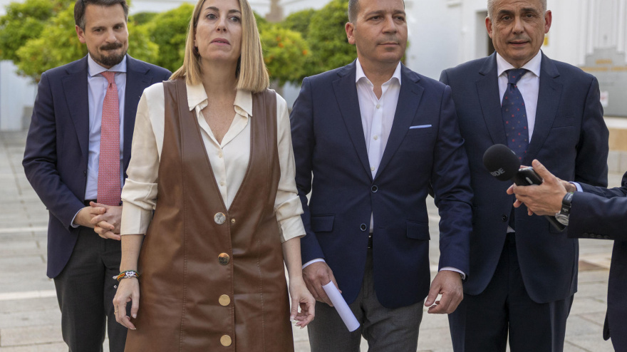 La presidenta del PP extremeño, María Guardiola, y el líder de Vox, Óscar Fernández Calle