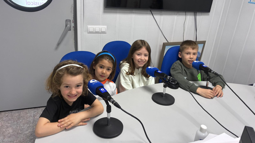 Imagen de los niños en el estudios de Cope
