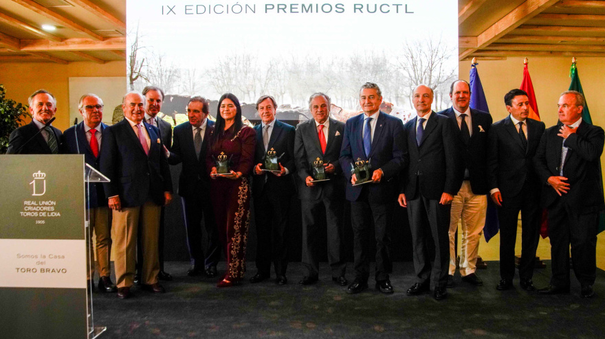 Foto de los galardonados en la  IX Edición de Premios de la Real Unión de Criadores de Toros de Lidia