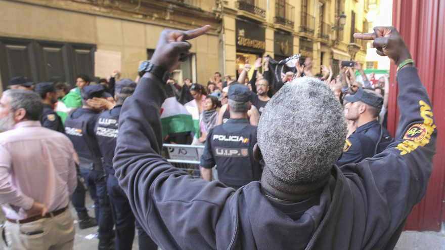 - Protestas en el acto público que Vox celebra este jueves en la plaza de las Pasiegas en Granada.