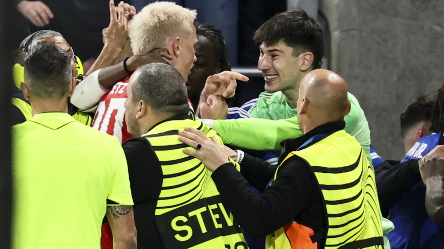 El jugador del Mainz y el portero del Estrasburgo peleándose