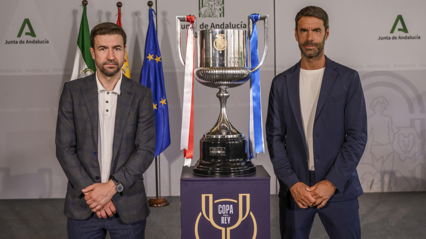 La copa custodiada por dos históricos capitanes de la Real y el Atleti, Xabi Prieto y Gabi Fernández