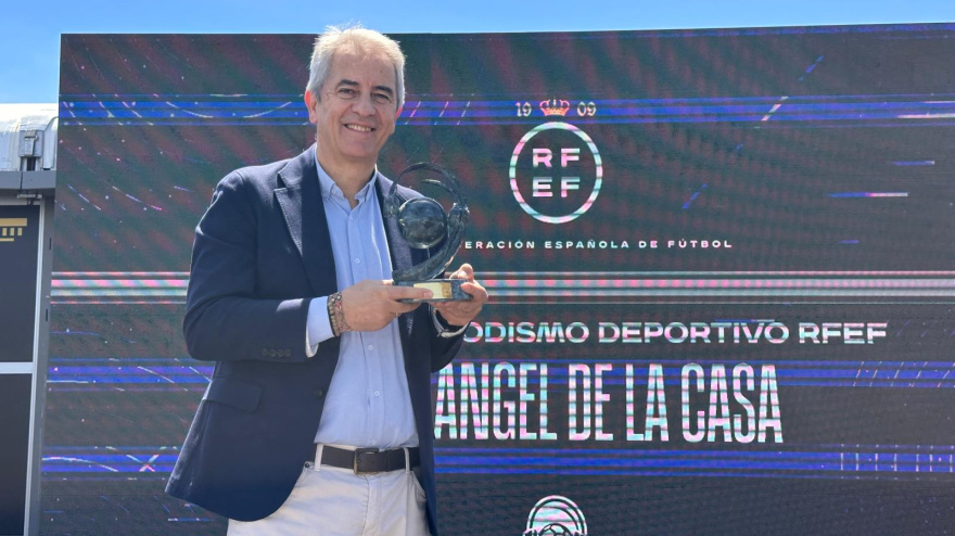 Manolo Lama posa con el premio de periodismo deportivo José Ángel de la Casa.