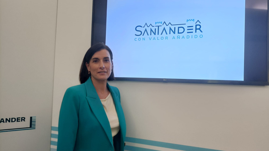 Gema Igual con el nuevo logo del servicio de basuras