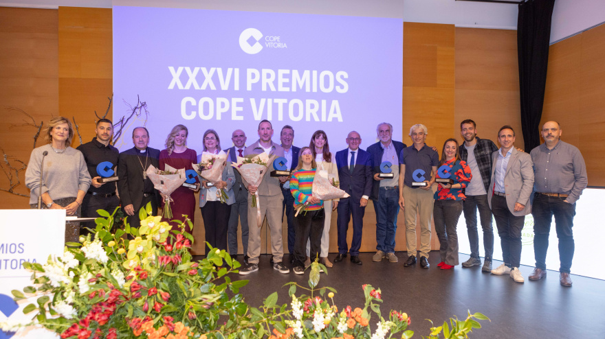 Imagen de los premiados y entregadores