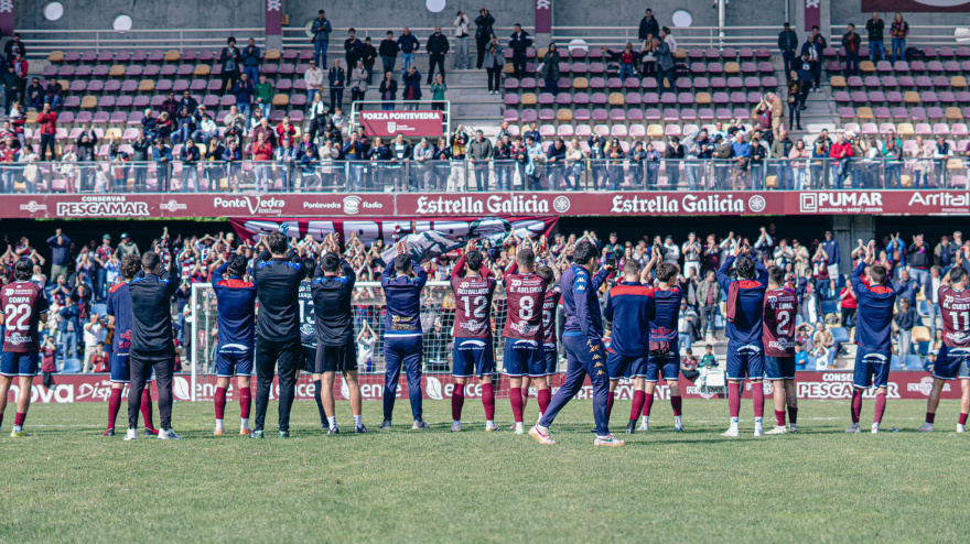 Los jugadores del Pontevedra celebran la victoria ante la Ponferradina en Pasarón