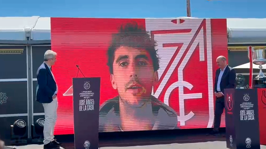 Manu Lama, central del Granada, manda un vídeo para su padre, el periodista de COPE, Manolo Lama.