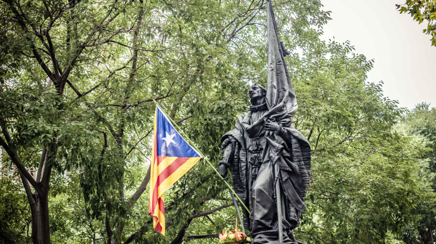 El monumento a Rafael Casanova se engalana con una bandera estelada en el día nacional de Cataluña.