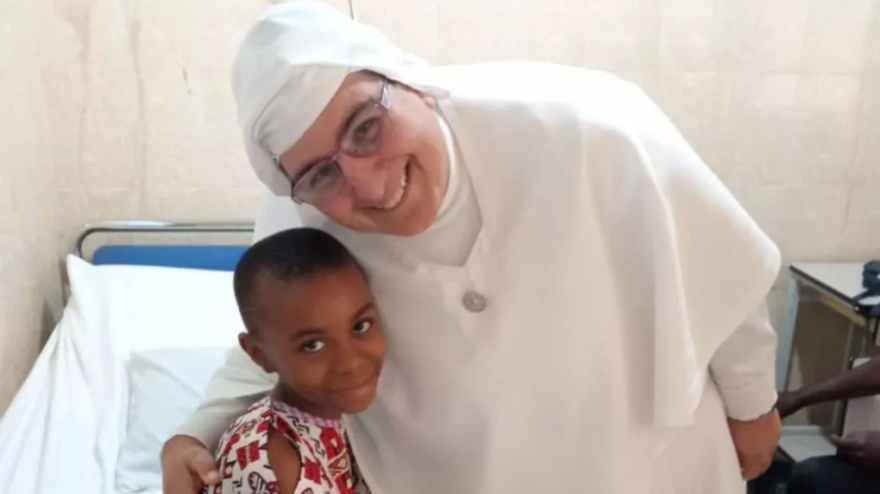 Sor Carmen Rodríguez junto a un niño de Camerún