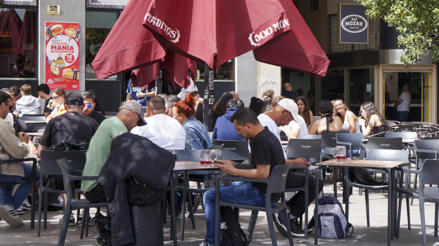 Numerosas personas en una terraza de Madrid