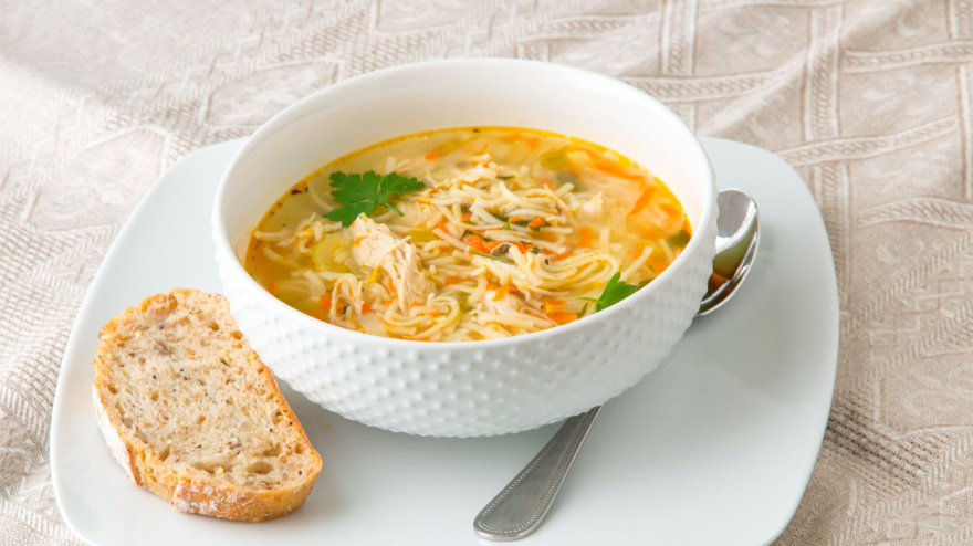 La sopa que salvó a un rey: la leyenda épica que dio origen a un icono de la cocina española