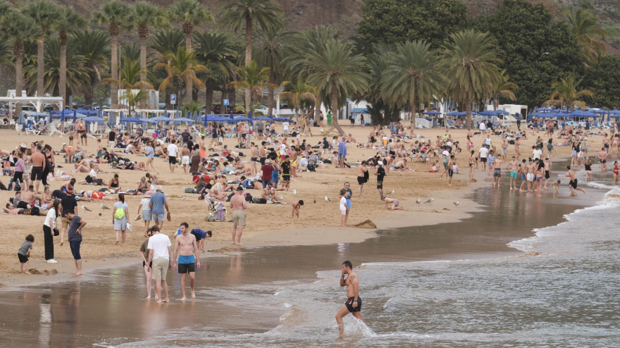 Un grupo de personas disfruta de un día de playa en Las Teresitas, en Santa Cruz de Tenerife