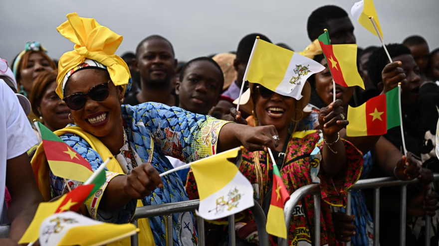YAOUNDE (Cameroon), 18/04/2026.- Faithful wait for the arrival of Pope Leo XIV for Holy Mass at Yaounde-Ville Airport in Yaounde, Cameroon, 18 April 2026. Pope Leo XIV is on an apostolic journey to Cameroon. (Papa, Camerún) EFE/EPA/LUCA ZENNARO