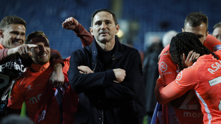 Frank Lampard celebra junto a sus futbolistas el histórico ascenso a la Premier League.
