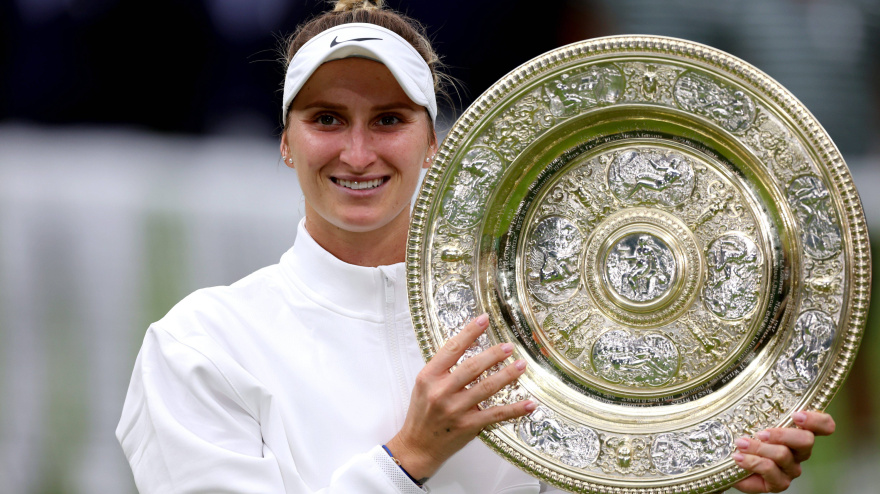 Marketa Vondrousova posa como campeona de Wimbledon en su edición de 2023.