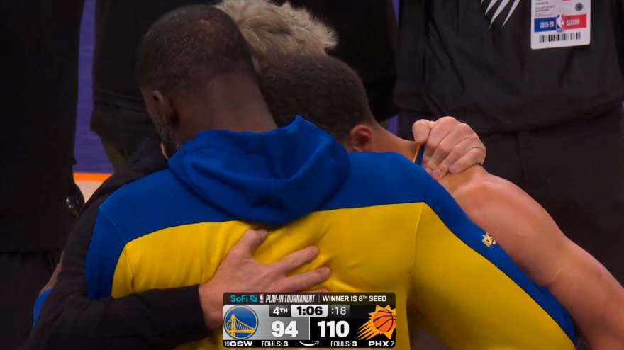 Stephen Curry, Draymond Green y Steve Kerr se abrazan durante el Warriors-Suns.