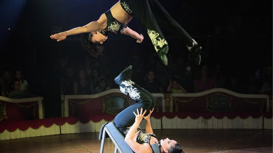 Kimberley y Jillian Raluy, acróbatas, captura de pantalla