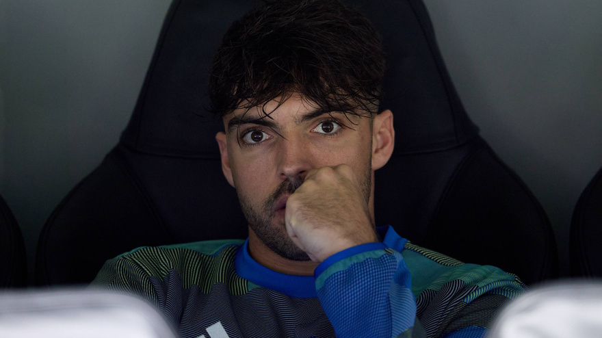 Raul Asencio, en el banquillo del Santiago Bernabéu en un partido esta temporada.