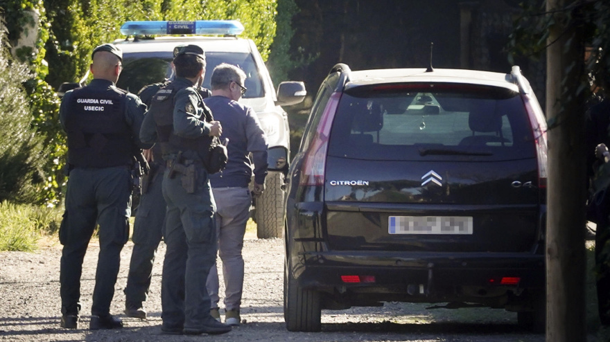 Óscar S.M. (c), único investigado por la muerte de Esther López, a su llegada al registro del chalé por parte de la Guardia Civil