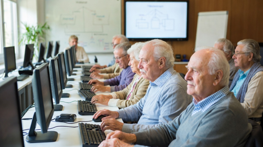 Personas mayores en clase de informática.