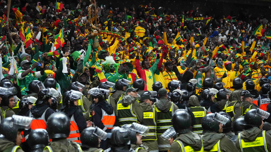 La policía marroquí rodea a los aficionados de Senegal durante la final de la Copa de África de hace 3 meses.