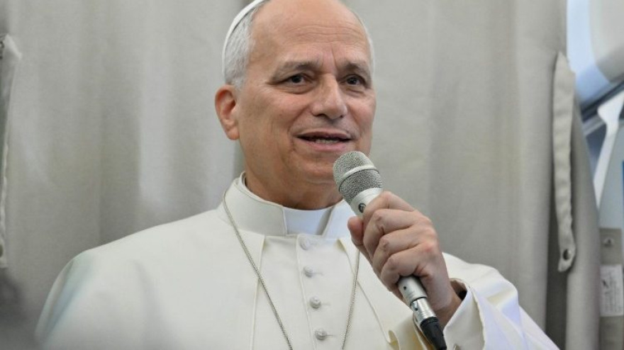 El papa ofrece unas declaraciones a bordo