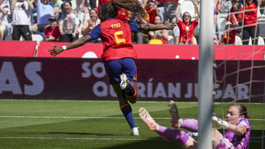 Edna celebra su gol en el España - Ucrania femenino