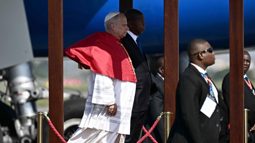 LUANDA (Angola), 18/04/2026.- Pope Leo XIV (C) attends a welcome ceremony upon his arrival at 4 de Fevereiro International Airport in Luanda, Angola, 18 April 2026. The Pope is on an eleven-day Apostolic Journey to Africa, with stops in Algeria, Cameroon, Angola, and Equatorial Guinea. (Papa, Camerún, Guinea Ecuatorial, República Guinea) EFE/EPA/LUCA ZENNARO