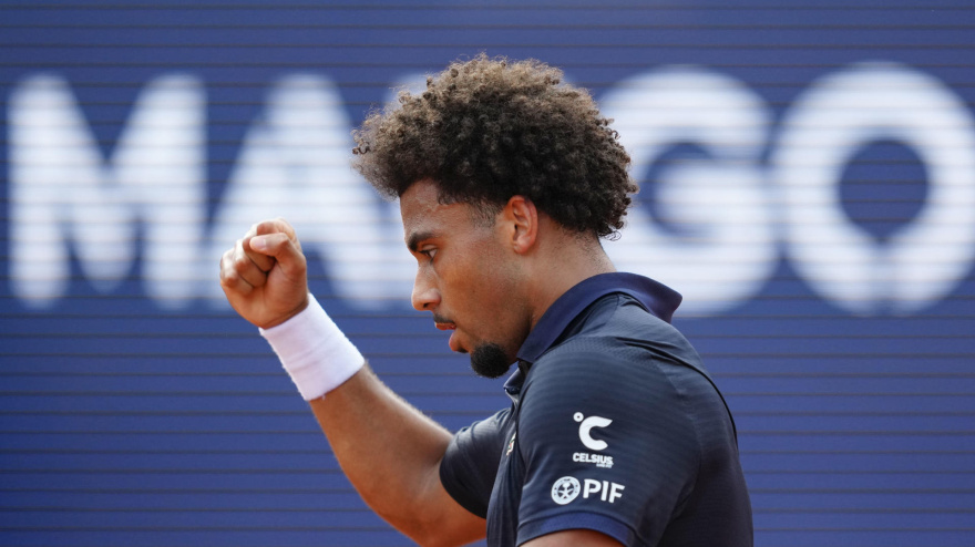 Arthur Fils celebra la victoria frente a Rafa Jódar