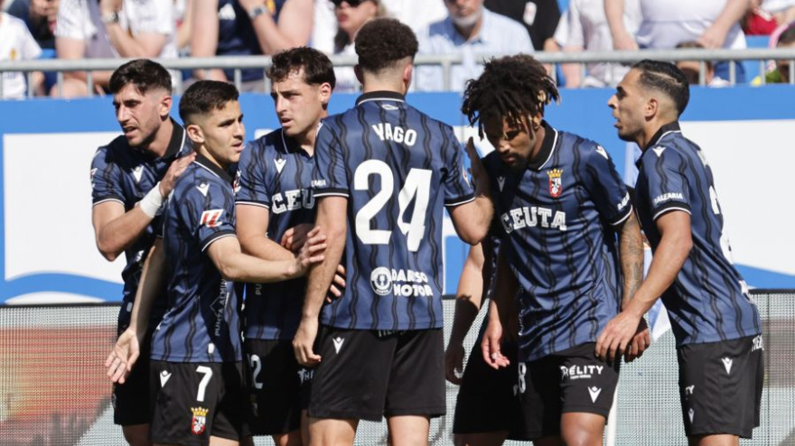 Los jugadores del Ceuta celebrando el gol del empate