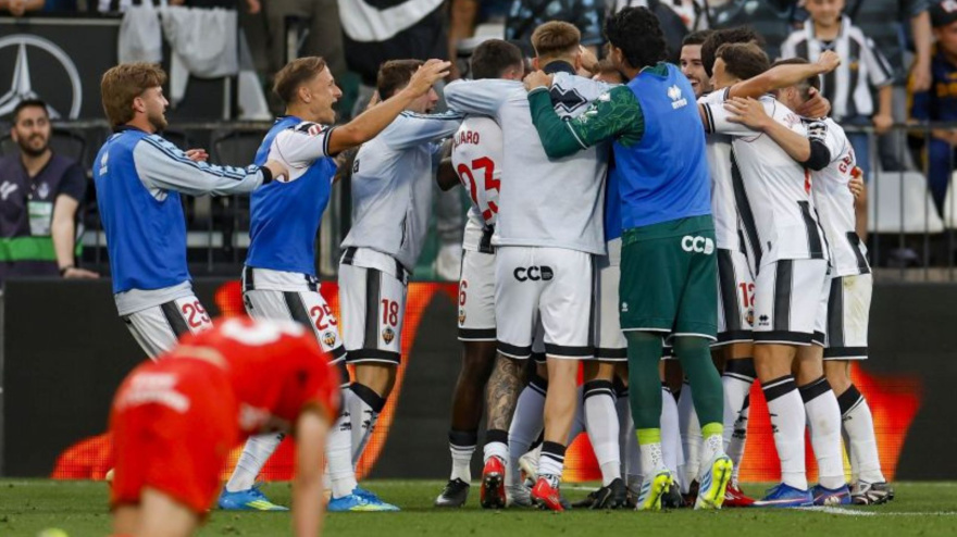 Los futbolistas del Castellón celebran la victoria contra el Burgos