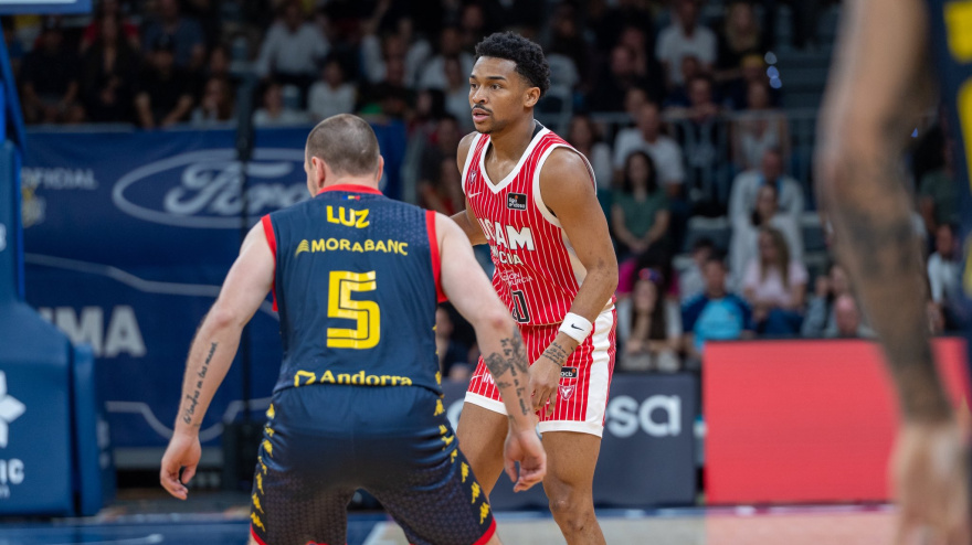 Jaylen Hands ayudó en su debut