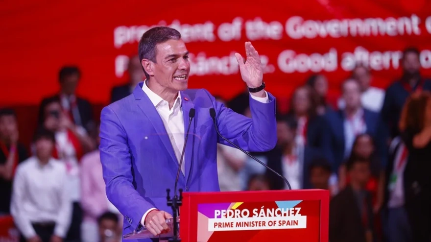 El presidente del Gobierno de España, Pedro Sánchez, interviene durante el cierre de la Global Progressive Mobilisation, en Barcelona. EFE/ Quique García