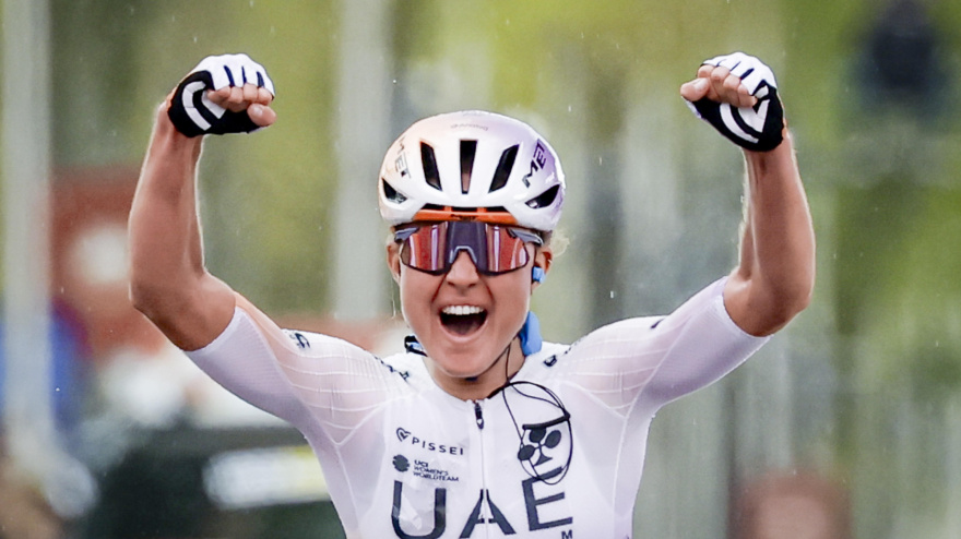 Paula Blasi celebra su victoria en la Amstel Gold Race femenina.