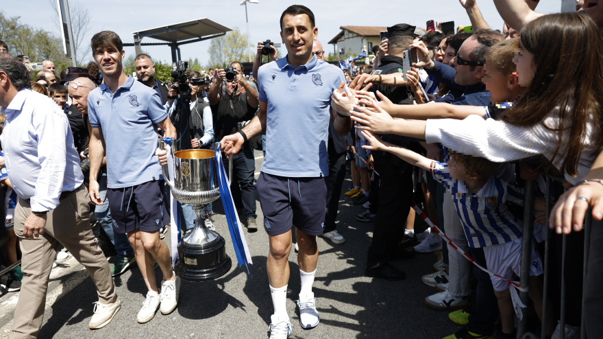 Aritz Elustondo y Mikel Oyarzabal, con la Copa del Rey en San Sebastián