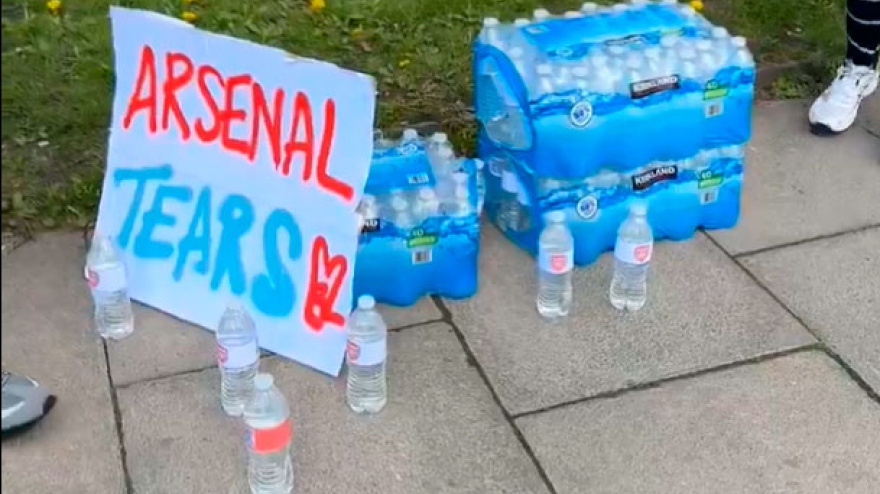 Botellas de agua con 'lágrimas del Arsenal'