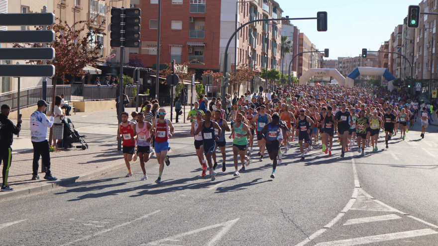 Más de 1000 personas tomaron salida de la Media Maratón Ciudad de Lorca